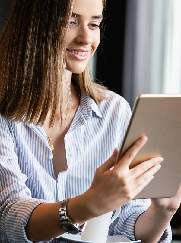 mulher acessando portal joias com tablet